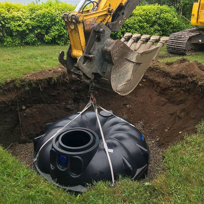 Pose d’une cuve enterrée dans un jardin